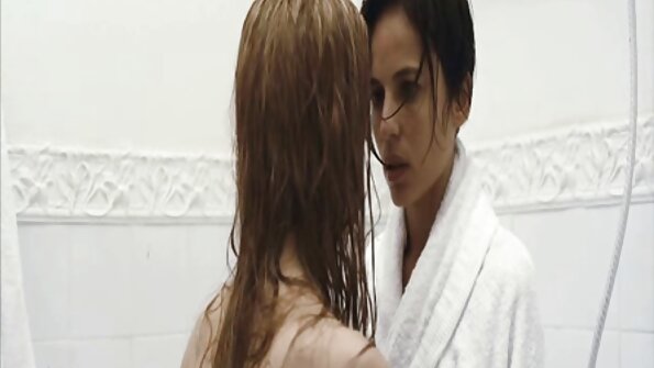 Сексуальна соло дівчина грубо масажує свою подивитисяпорно мокру кицьку вібратором