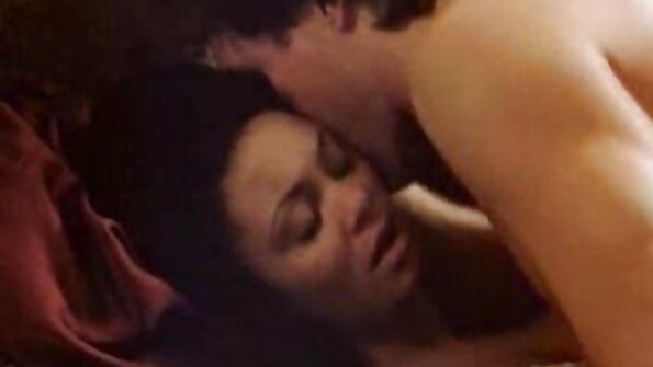 Грудаста кохана з великою попою безплатний секс відео катається на члені свого чоловіка біля басейну
