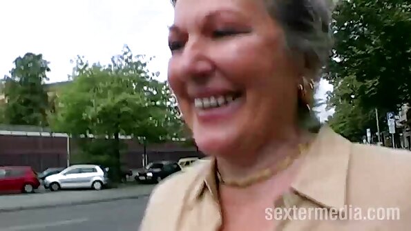 Чорна жінка отримує кілька білих клювів у груповій порно відео бесплатно групі