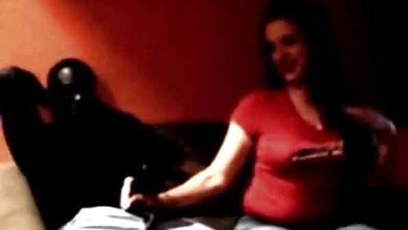 Маленька грудаста курча, яка відео секс онлайн любить свій фалоімітатор, дуріє у ванні