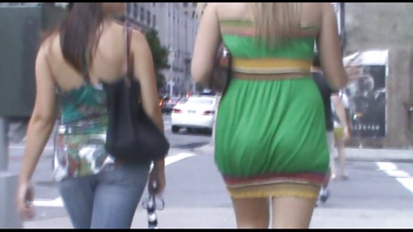 Блондинка з великими сиськами грає зі русское порно відео своєю піздою біля багаття