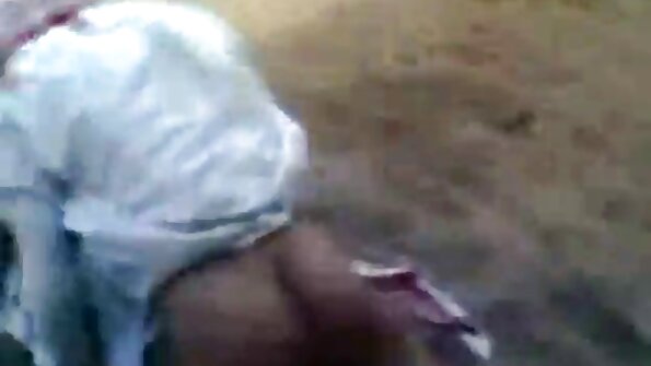 Брюнетка з блідими сиськами ковзає фалоімітатор всередину еротичне порно відео свого хапуна