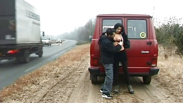 Чорна сучка смокче білий член польські порно фільми і трахається на дорозі загального користування