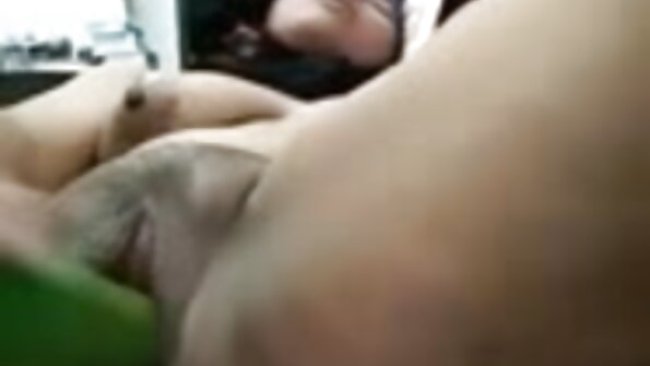 Брюнетку порно відео на з чутливою кицькою дражнять і пестять