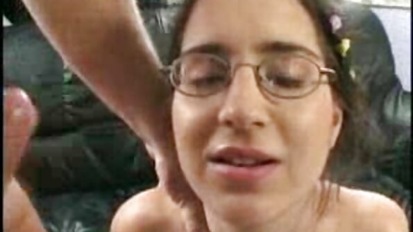 Мила любителька чистить свою сексуальну кицьку секс відео парнуха пилососом