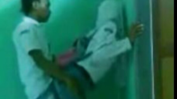 Красива річ знімає з неї трусики, порно відео скачати і вона масажує свою пизду