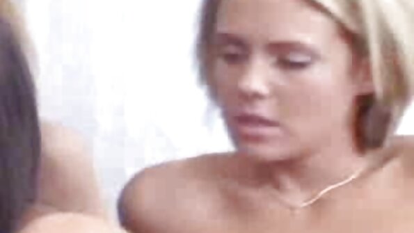 Дівчина з волохатою кицькою грає сама з собою перед секс парнуха відео камерою