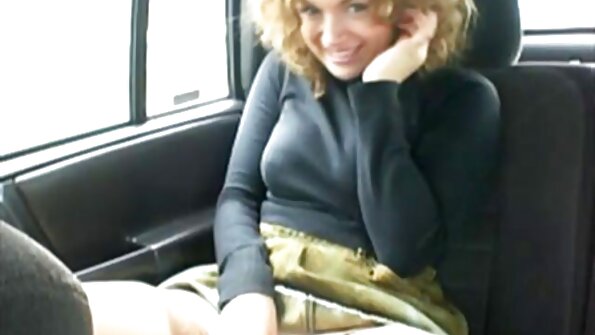 Блондинка в фіолетовому бікіні розсуває порно відео без реєстрації ноги, щоб трахнути