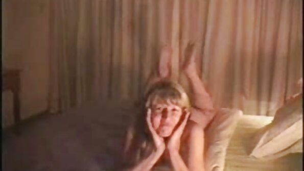 Приваблива кохана брюнетка в безплатне секс відео сексуальних туфлях протараняється в сцені пов