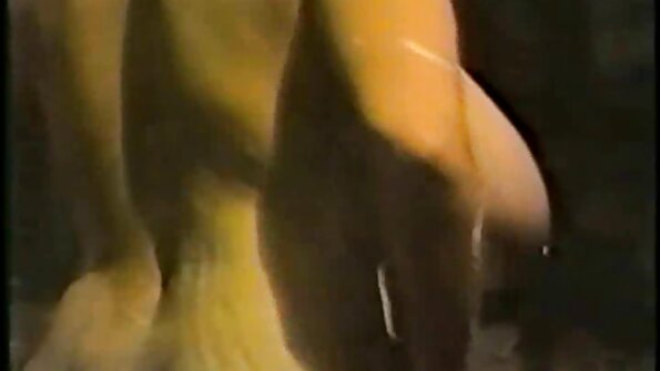Сексуальна сучка тримає член рукою і добре його смокче відео порна