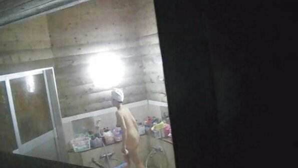 Клієнтка блондинка-масажистка жорстко вдарила порно відео групове