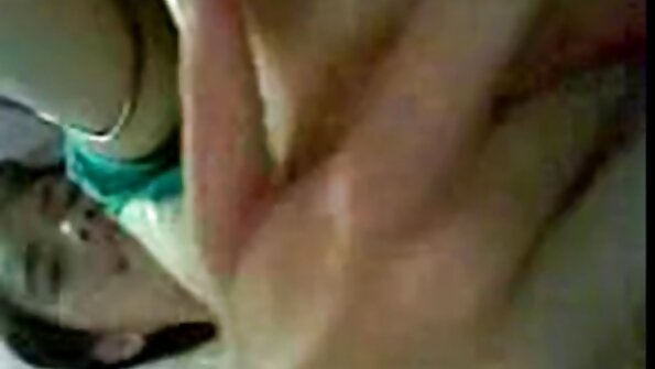 Курча демонструє крихітні груди, щоб спокусити самця на дивитися онлайн порно відео зарахування