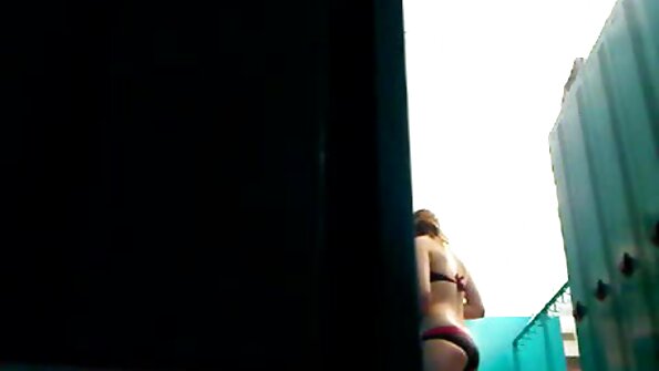 Жінка з порно відео бесплатно худою дупою вводиться в її поголену піхву